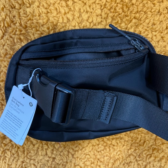 NWT black Lululemon everywhere belt bag - Picture 3 of 3